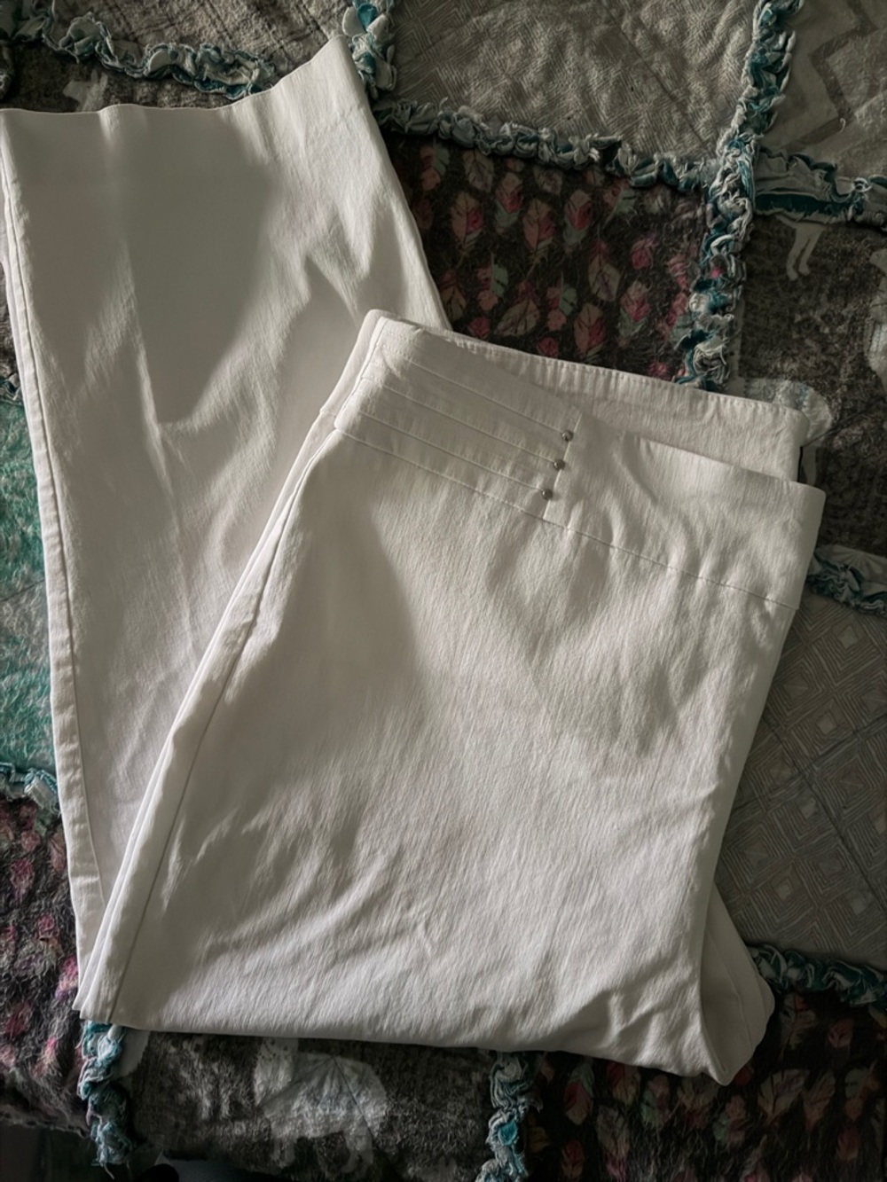 JM Collection White Woman’s Straight Leg Capris
